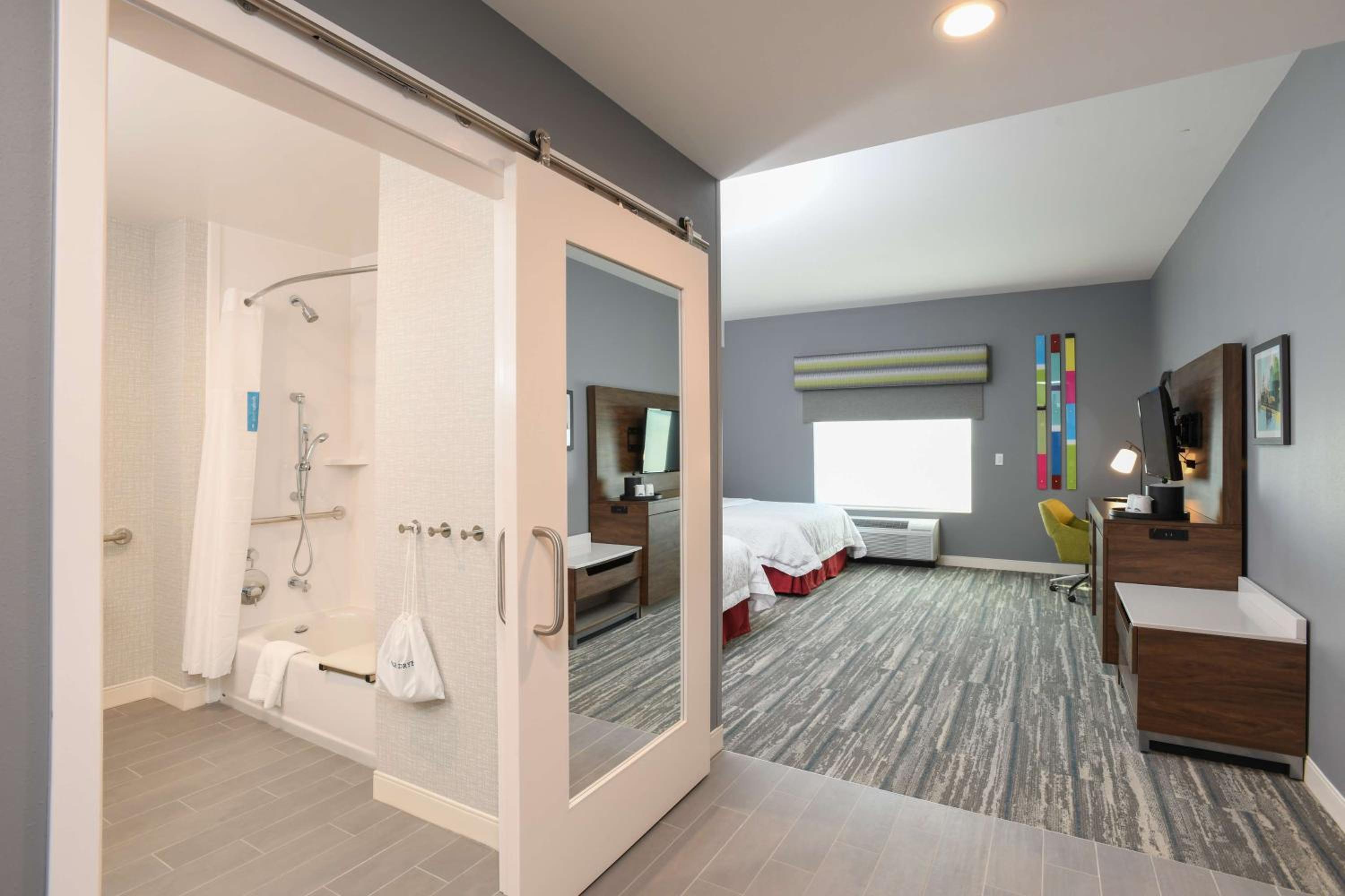 غرفة بسريرين كوين بحوض استحمام لذوي الإعاقة، Hampton Inn and Suites Cincinnati Liberty Township 5/5