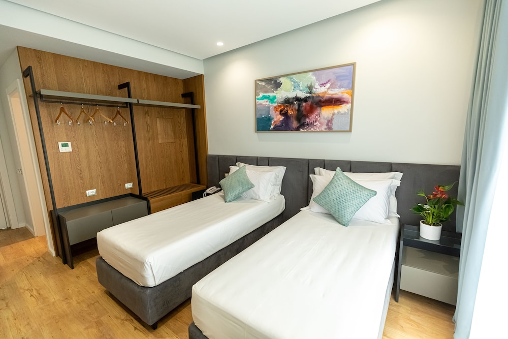 Room, Twin Beds, Mountain View, Ames Hotel & Spa 3/10