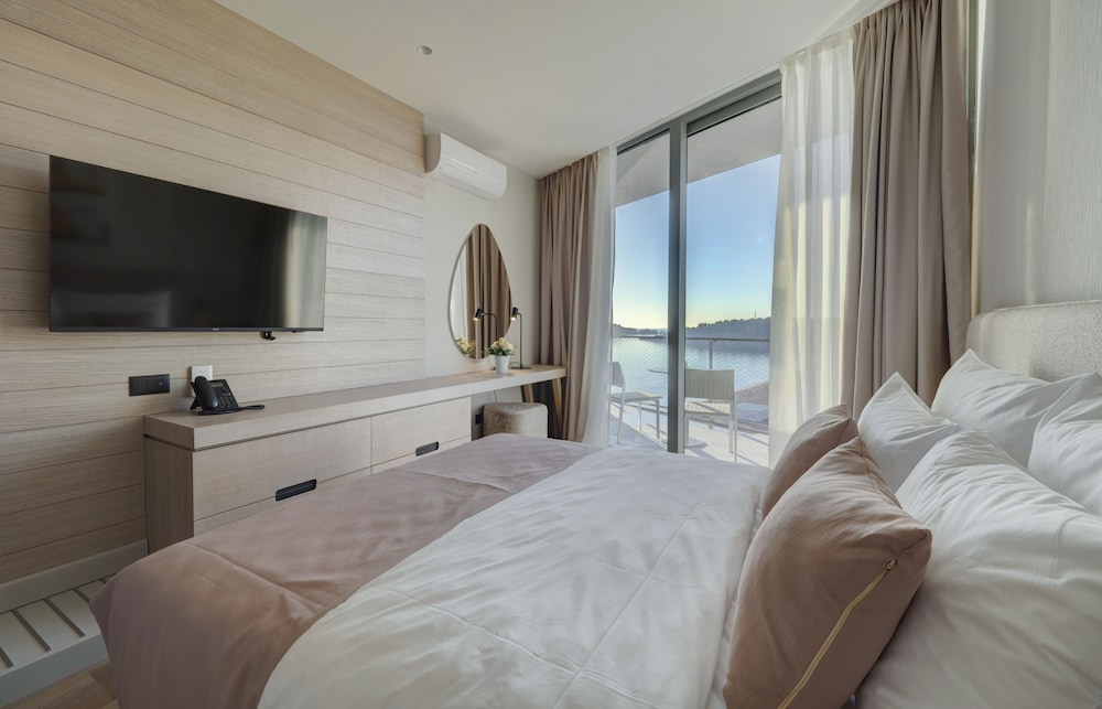 Sea Star Hotel 8/50