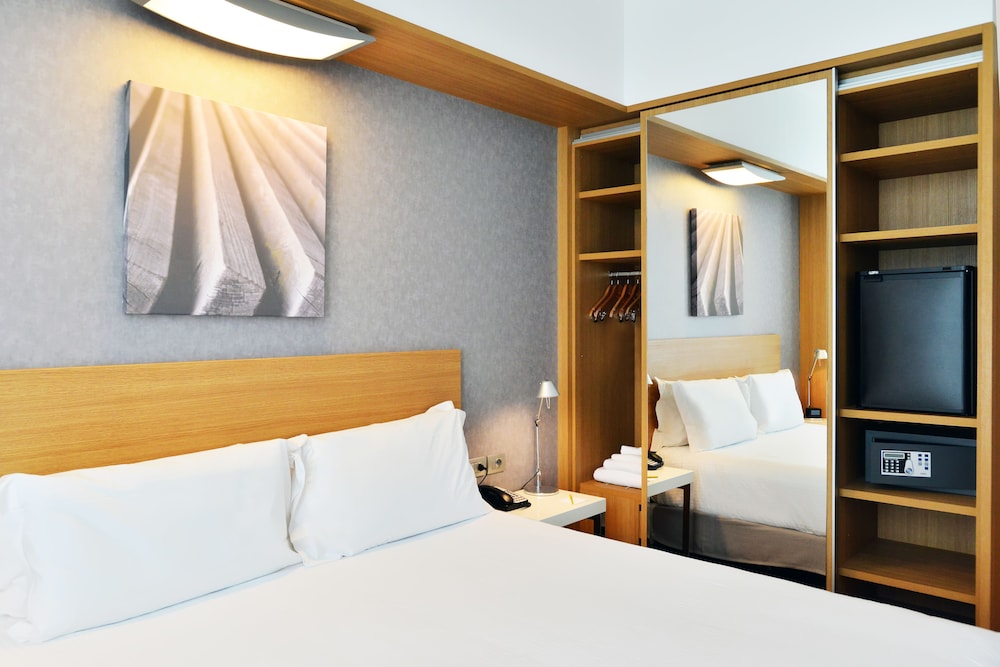 ROOM, KING BED, ACCESSIBLE