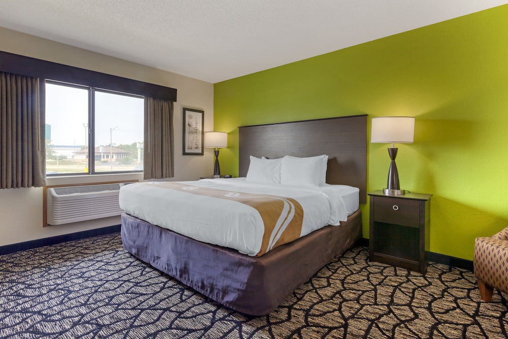 Quality Inn Oshkosh Aviation Park 14/35
