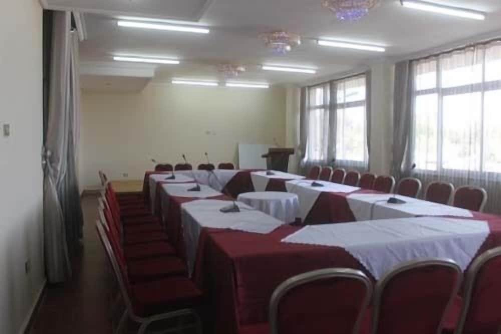 Tirar International Hotel 21/25