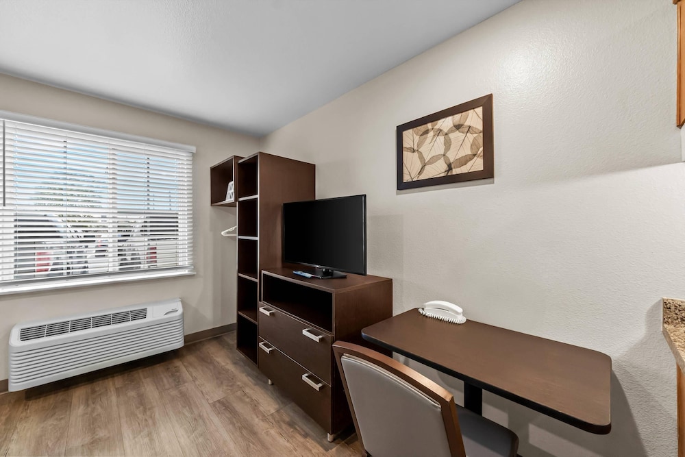 WoodSpring Suites San Antonio South 24/33