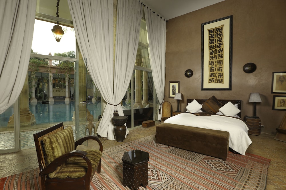 LUXURY, SUITE