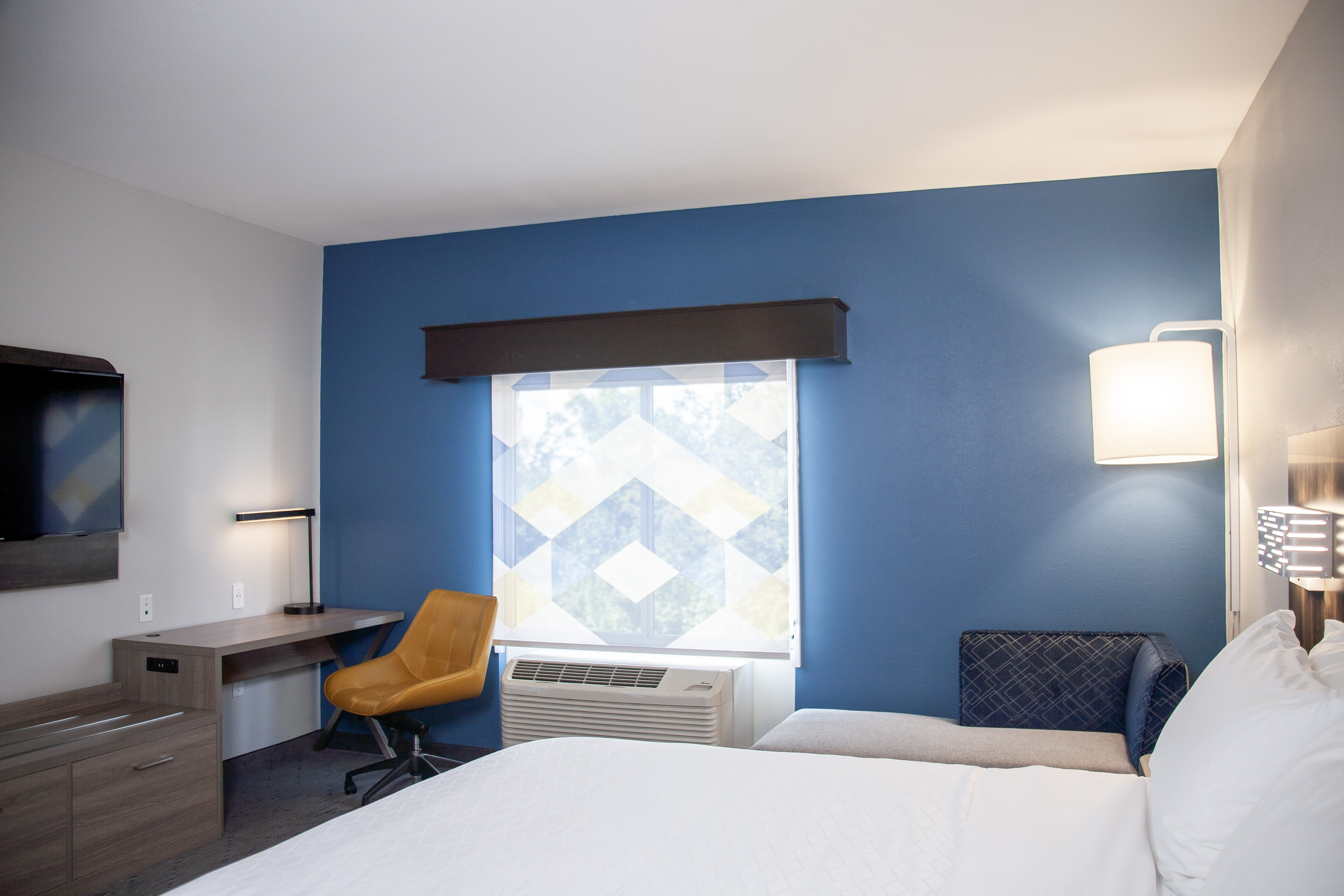 Holiday Inn Express Suites Overland Park 34/60