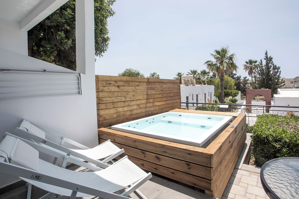 Ellia Hotel 25/50