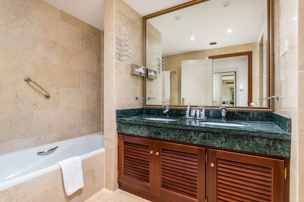 Boutique Hotel B51 (ex. Park Plaza Suites Hotel) 63/65
