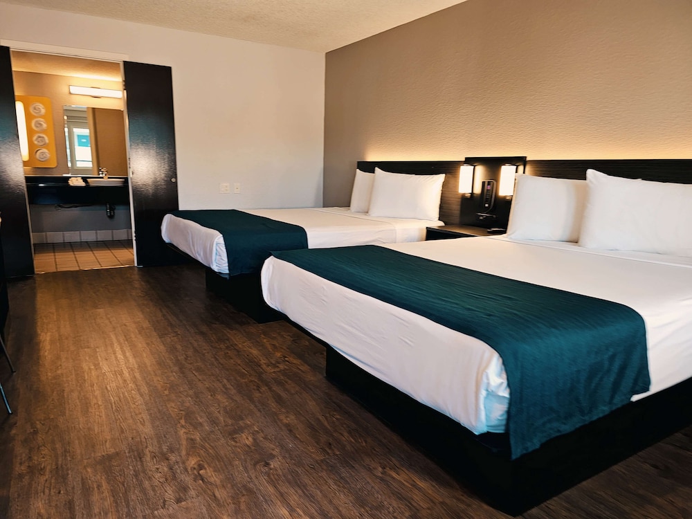 Motel6 Anaheim, CA - Maingate 30/58
