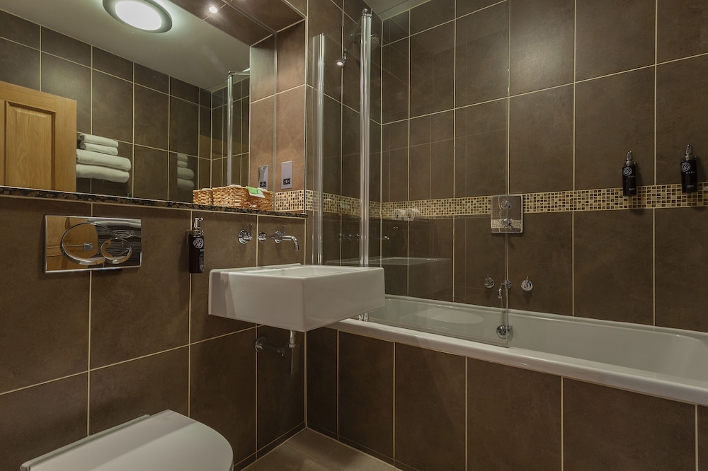 Orsett Hall Hotel 40/46