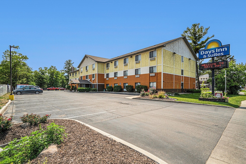 Days Inn Suites By Wyndham Traverse City 45/50