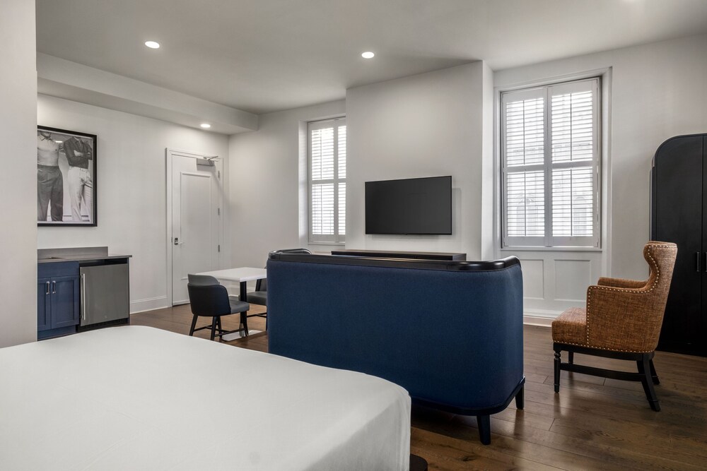 SUITE, KING BED, CORNER