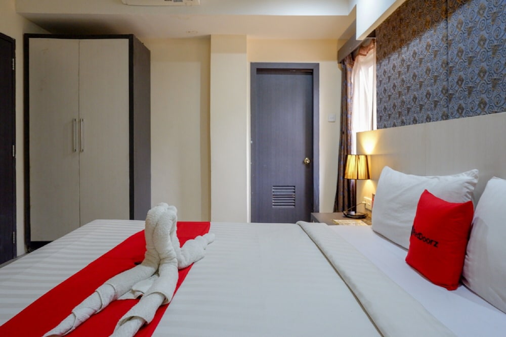 RedDoorz Plus near Hotel Benua Kendari 8/23