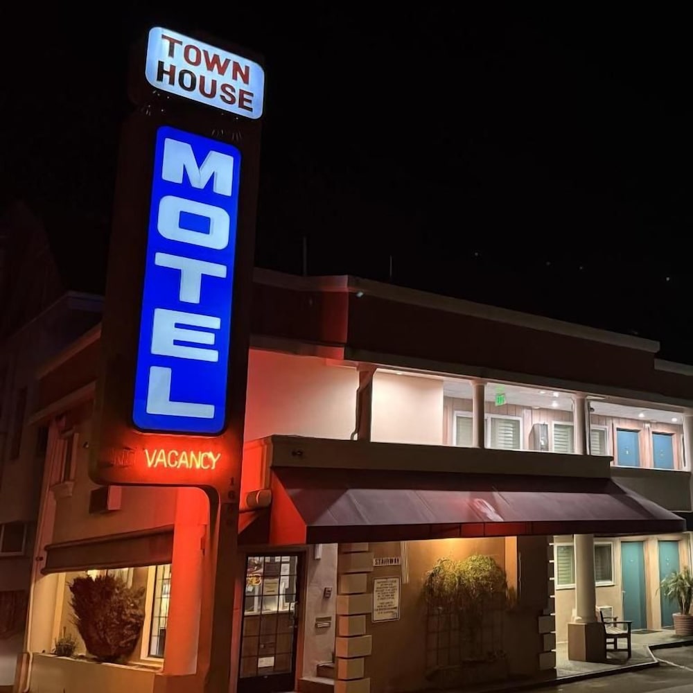 Town House Motel 2/46
