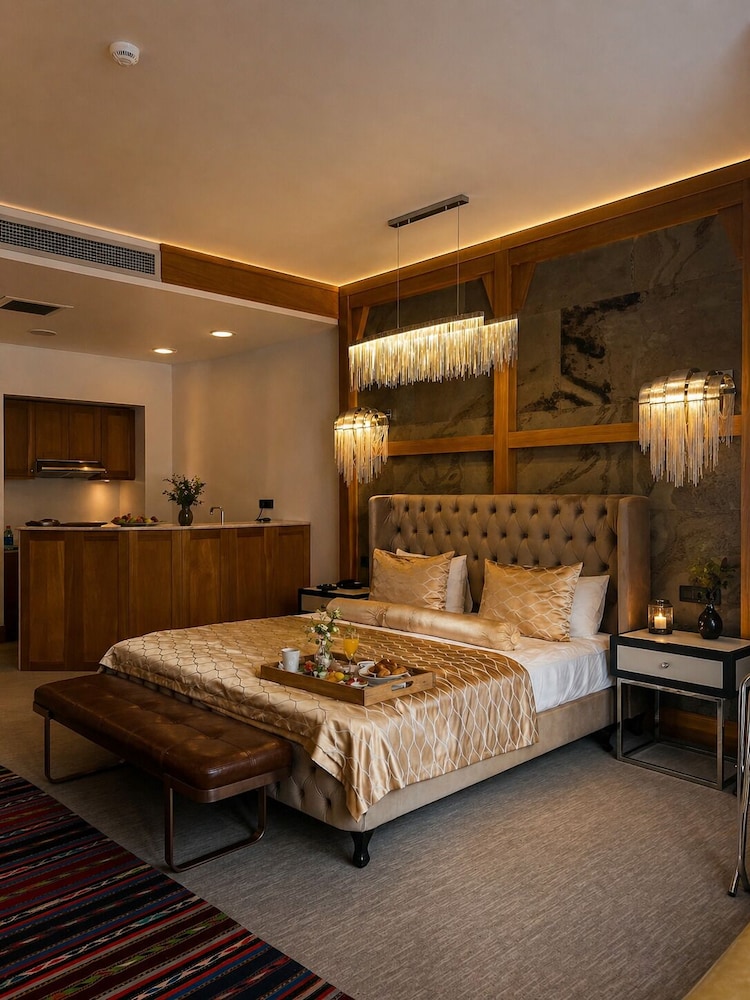 JUNIOR SUITE, KING BED