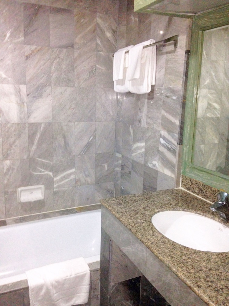 Lee Place Hotel 17/18