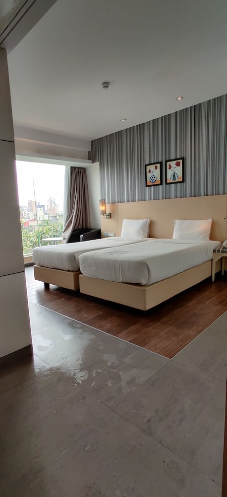 Landmark Residency 4/49
