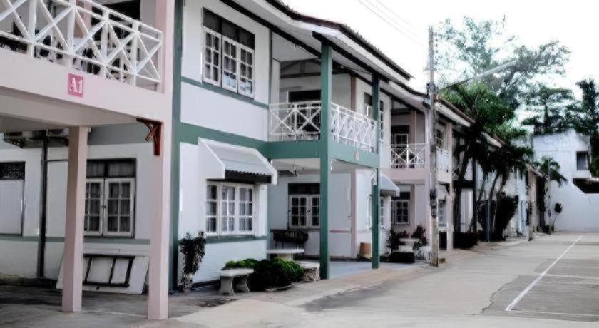 THE PAISIRI HOTEL 41/47
