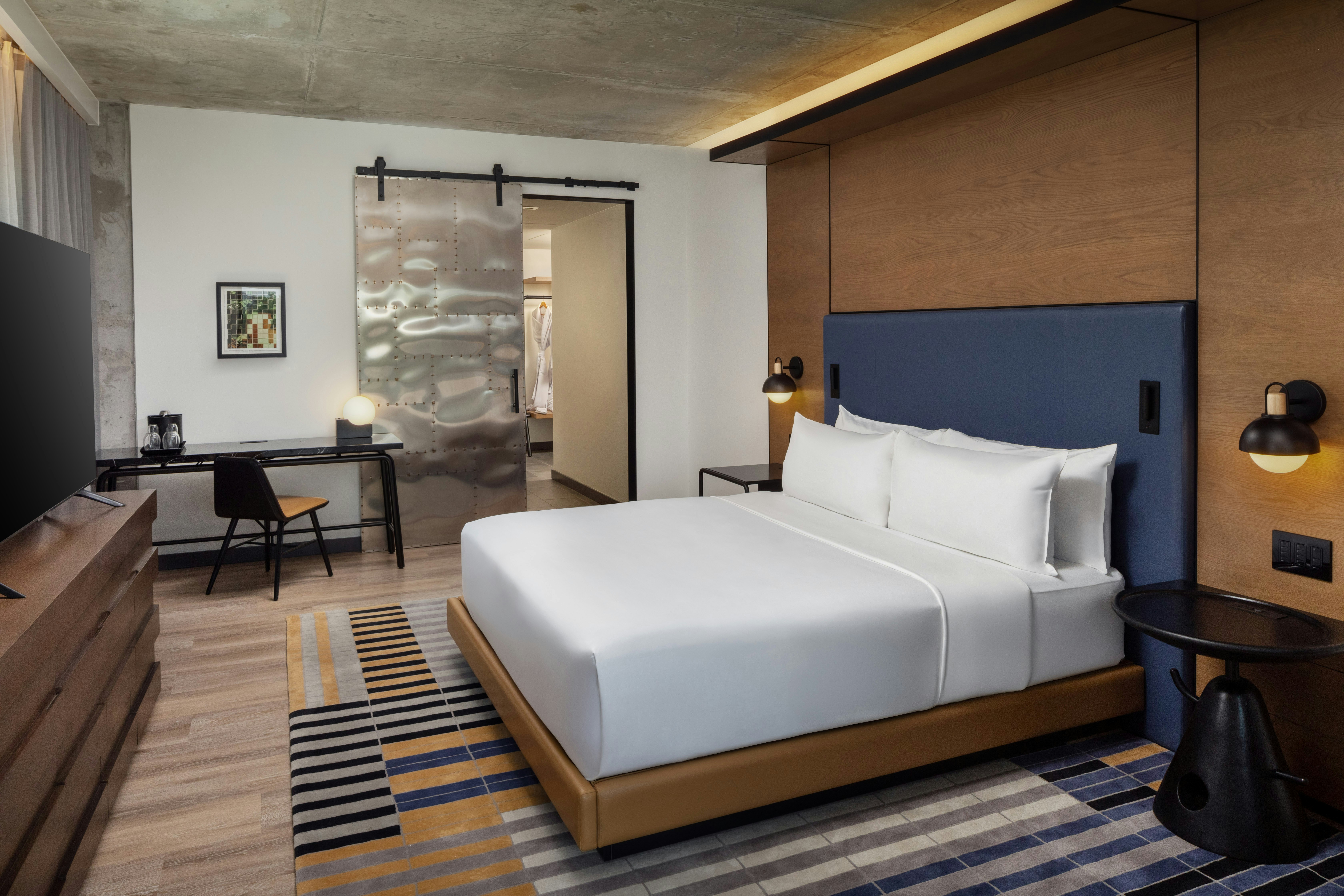 1 BEDROOM, SUITE, KING BED, CITY VIEW