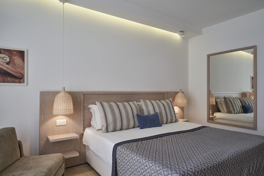 ROOM, DOUBLE OR TWIN BED, INLAND VIEW