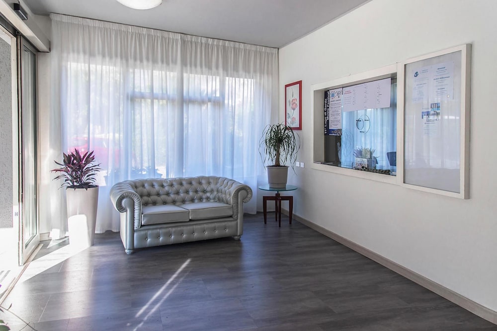 Monica Residence 32/50