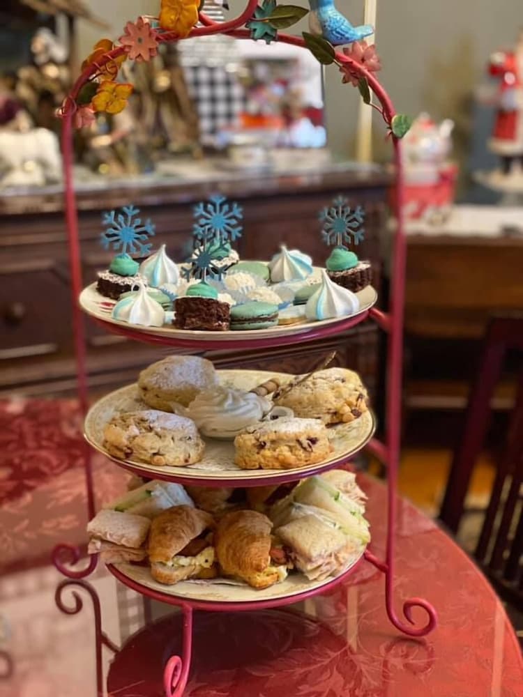 Mathis House, A Victorian Bed & Breakfast and Tea Room at 600 Main 18/50