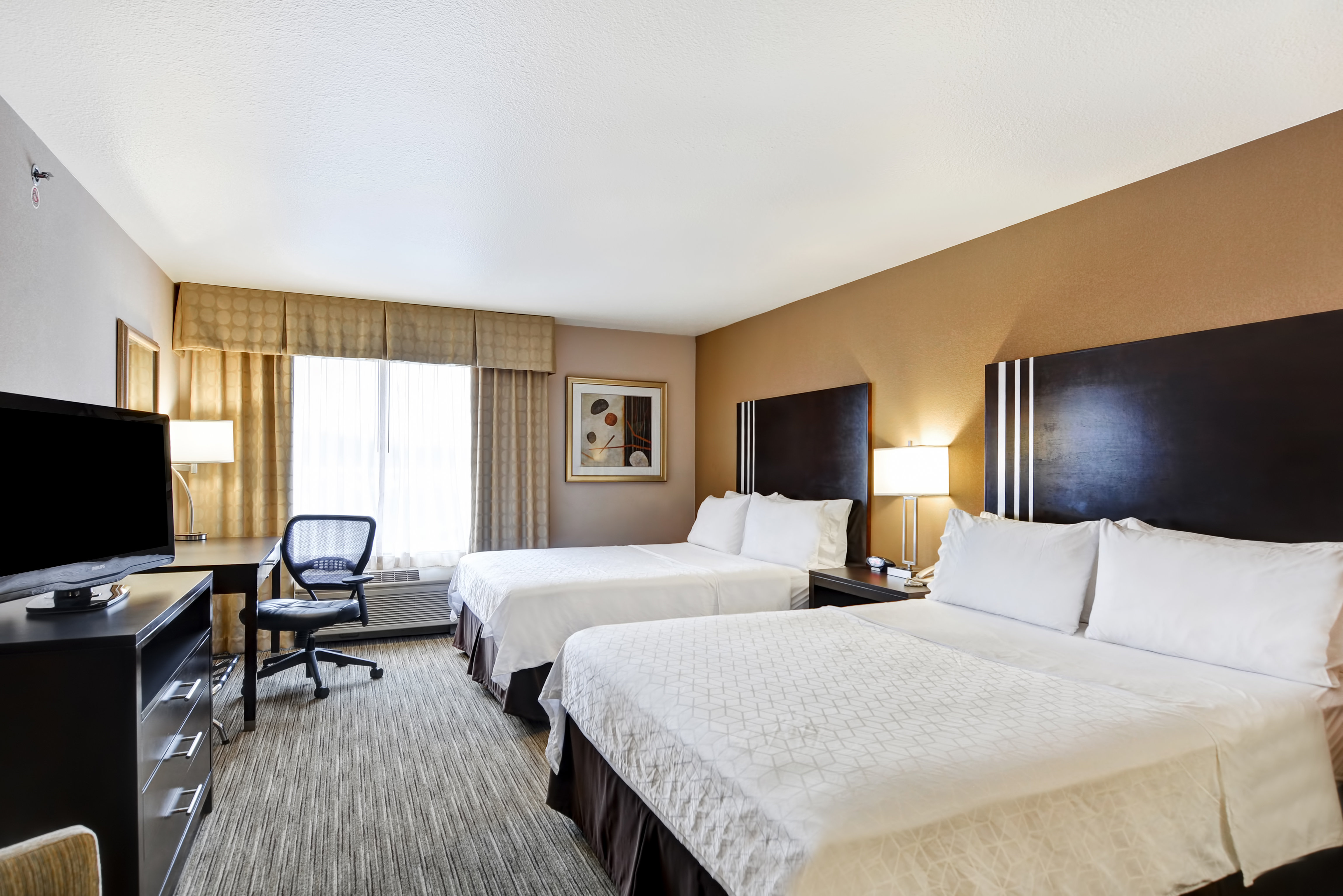 Holiday Inn Express Hotel and Suites Milwaukee-New Berlin 18/70