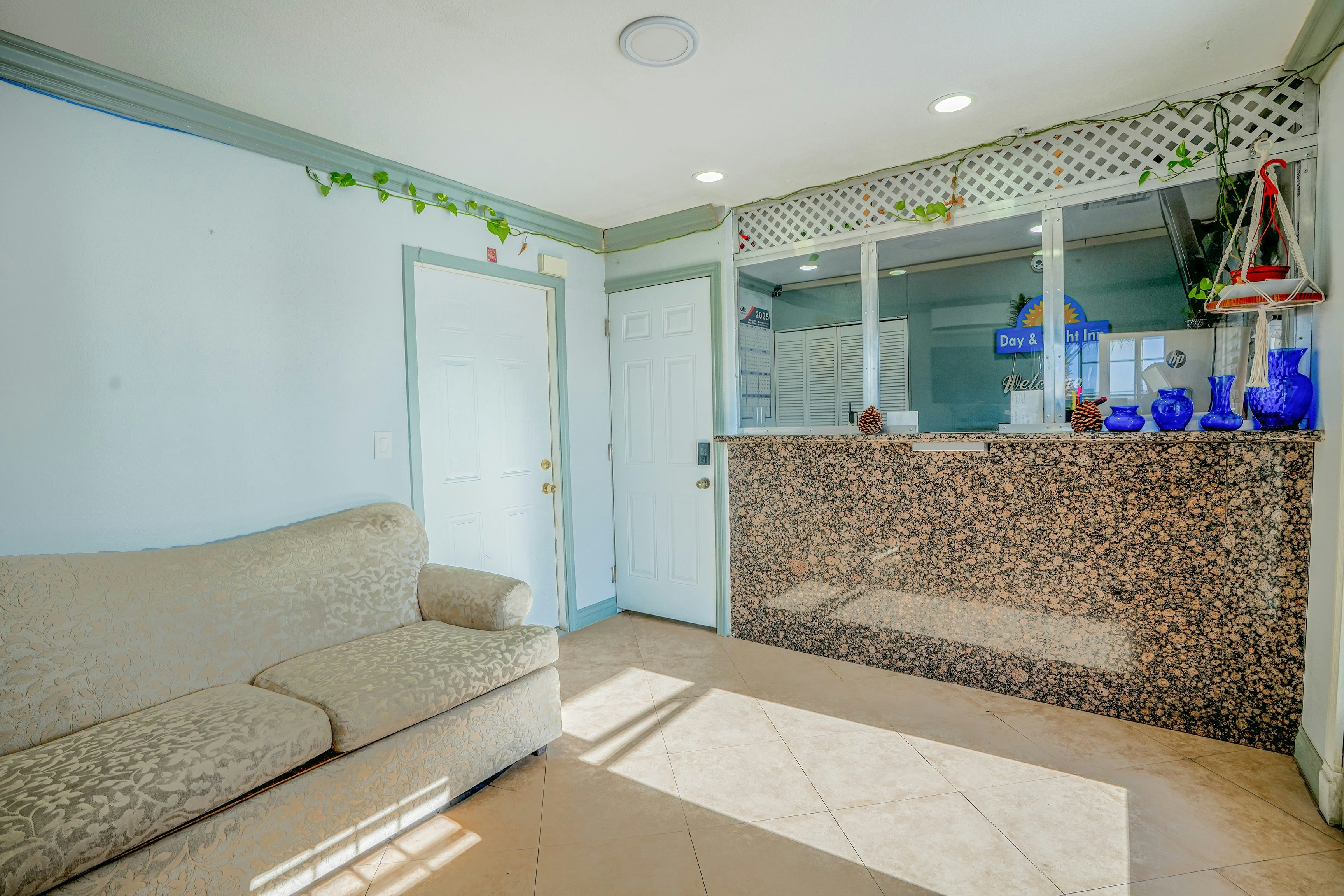 Lobby at OYO Day And Night Inn, HESPERIA - CA