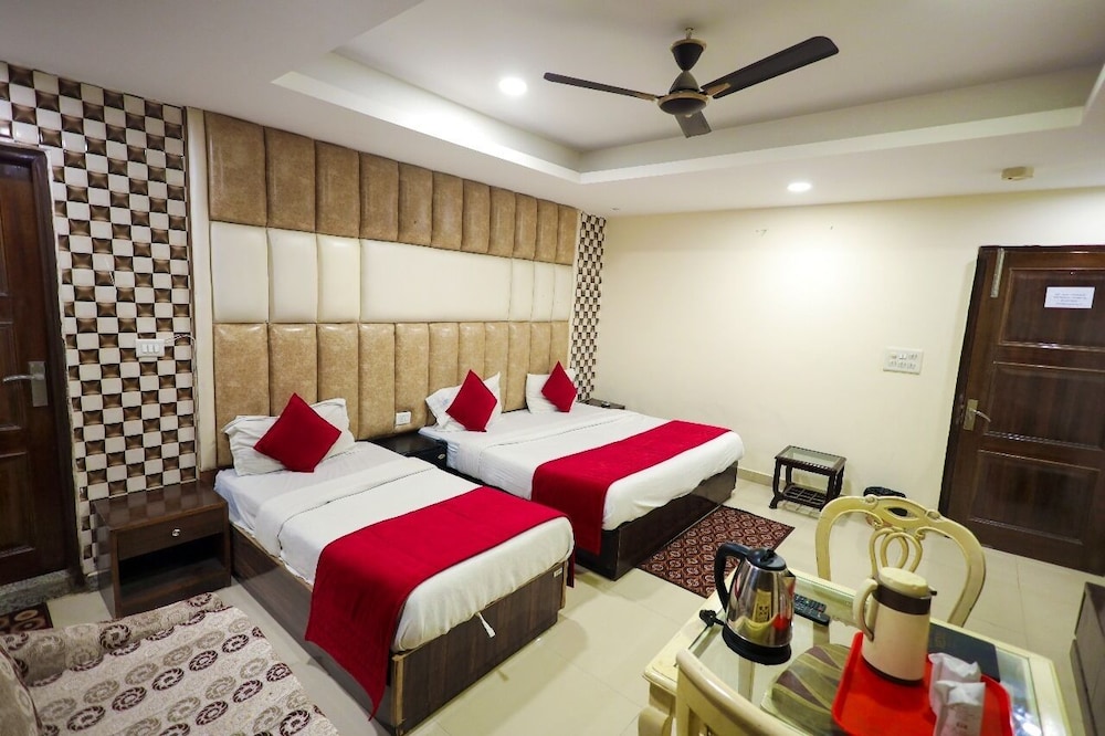 Hotel The Paramont Delhi 28/50