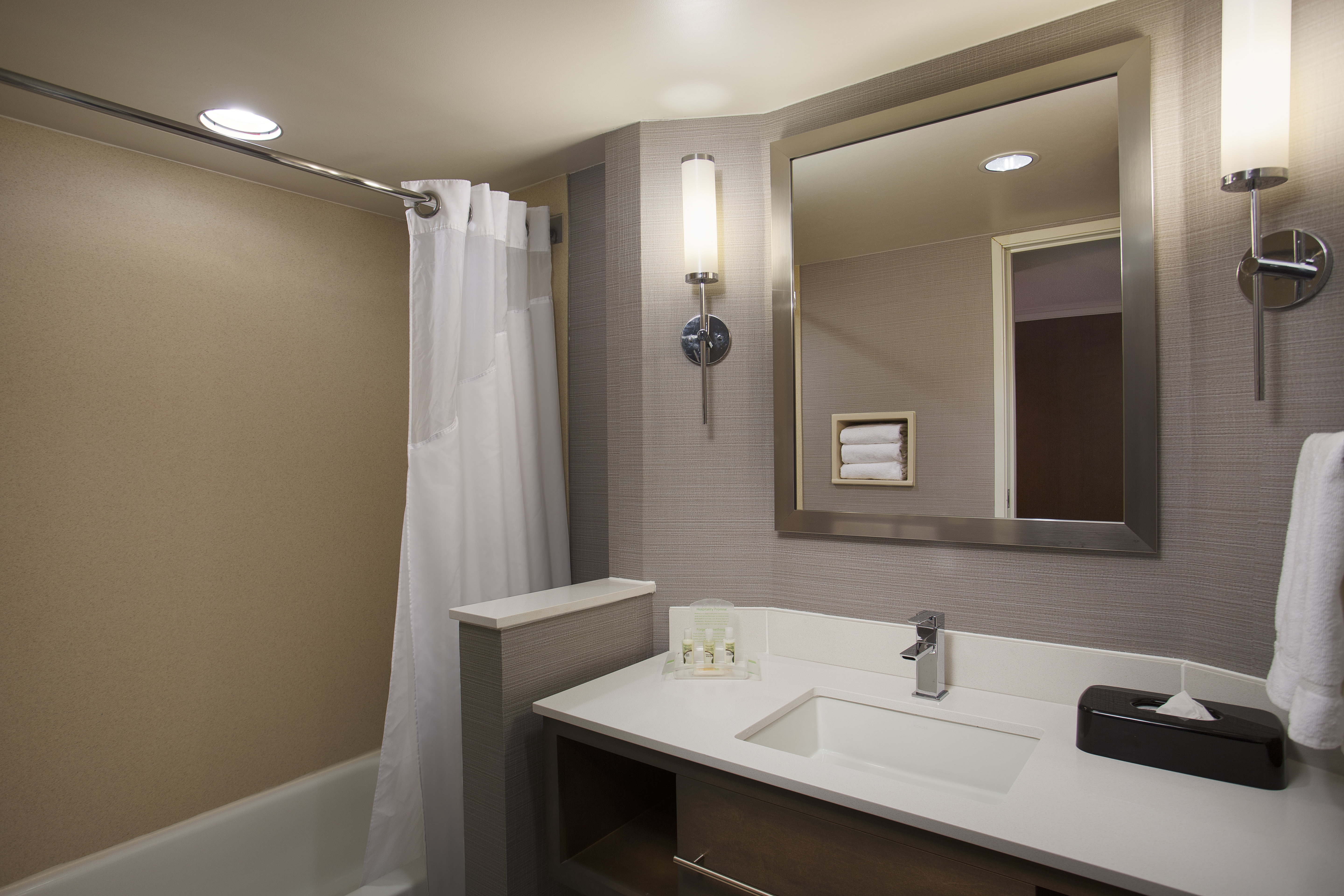 Holiday Inn Grand Rapids - Airport 24/24