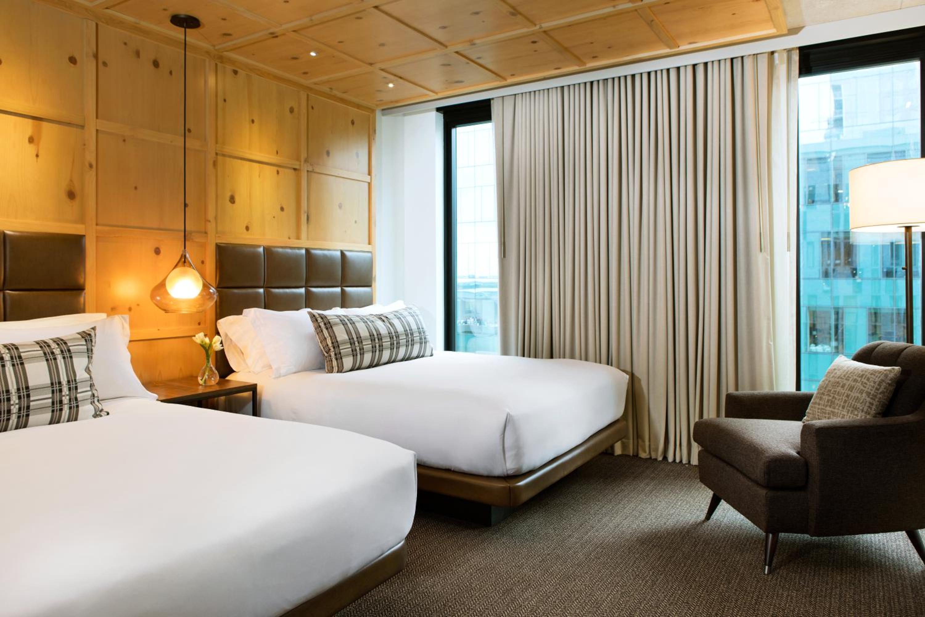 DELUXE, 2 QUEEN BEDS, STATION VIEW