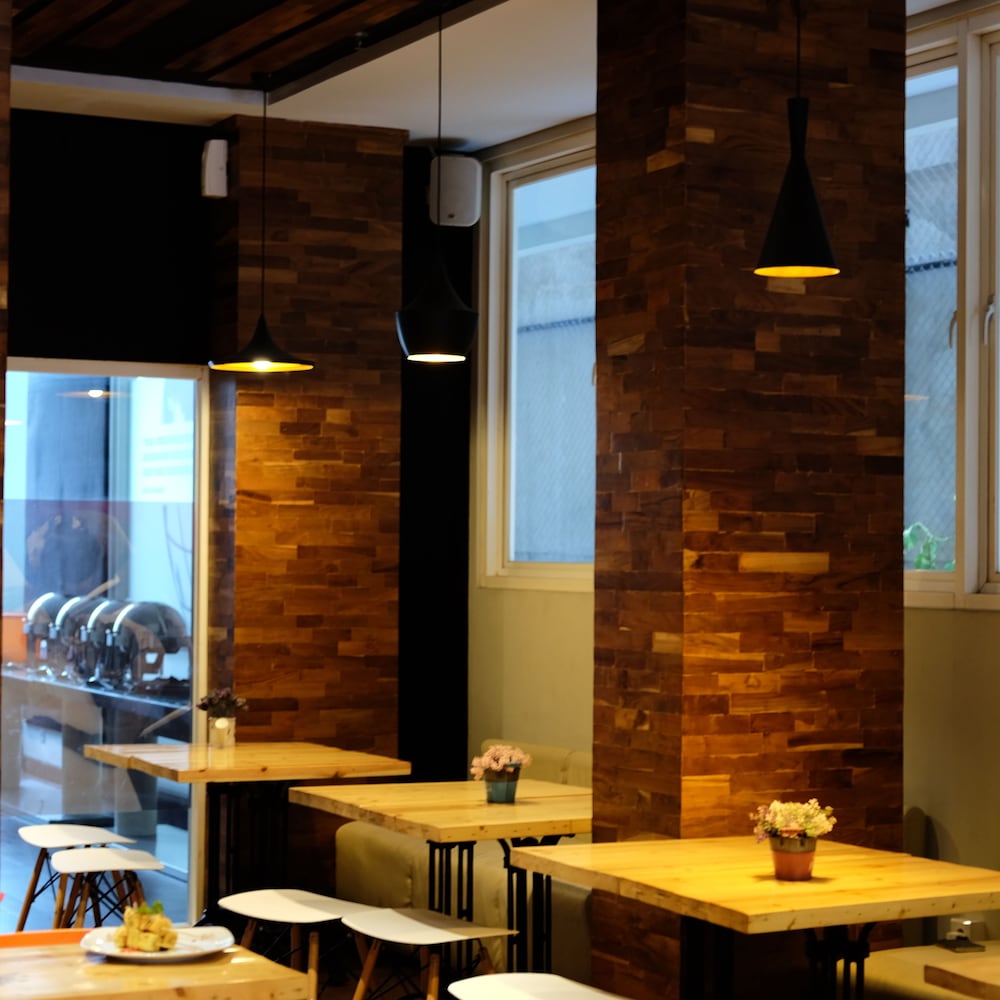 Cleo Hotel Basuki Rahmat 30/46