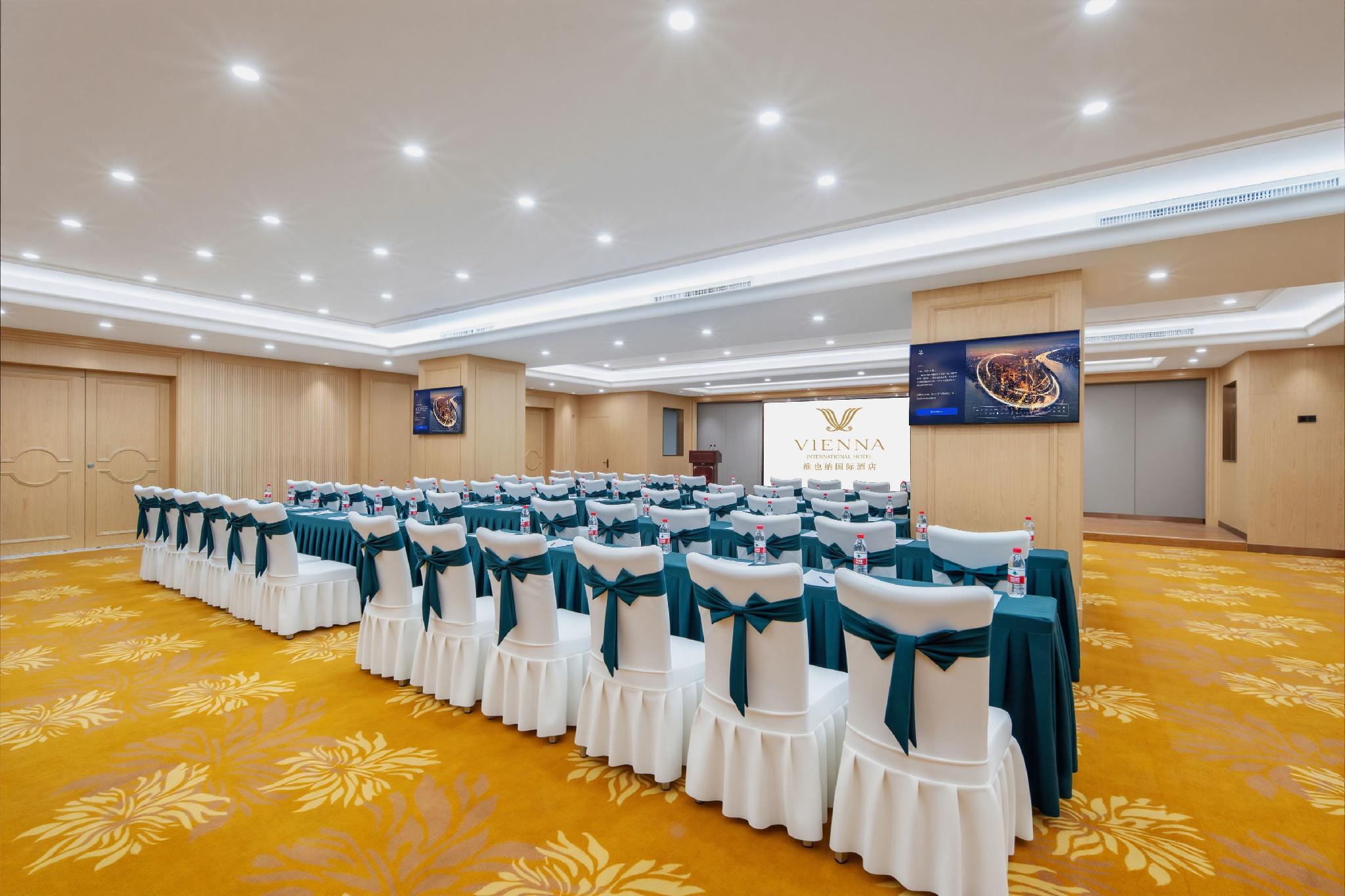 Vienna International Hotel (Huanggang Normal College Ruitian Plaza) 35/39