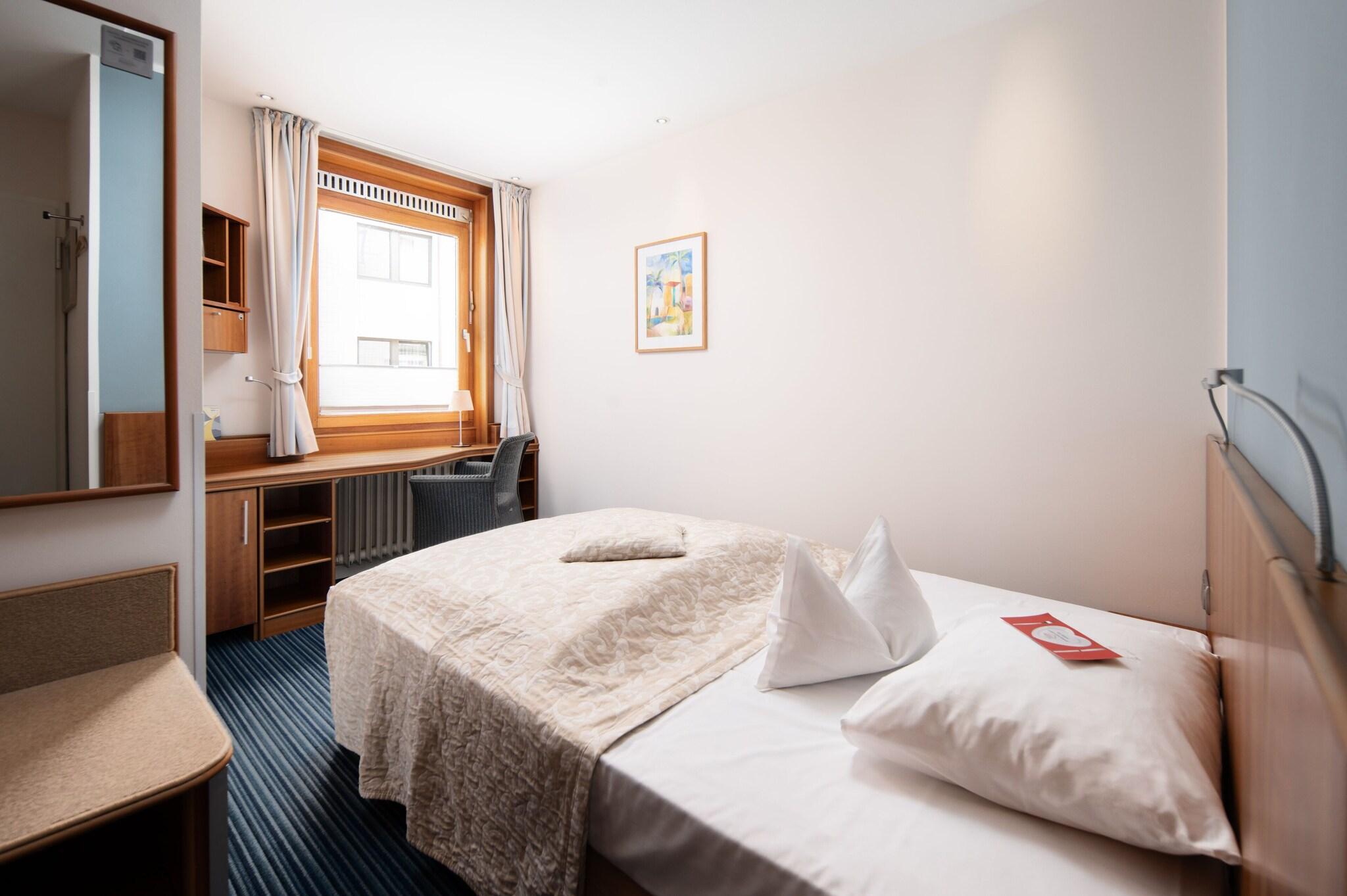 غرفة بسرير كوين، Baseler Hof Hotel 2/3