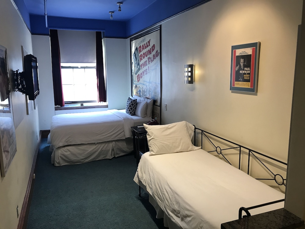 Chelsea Pines Inn 24/77