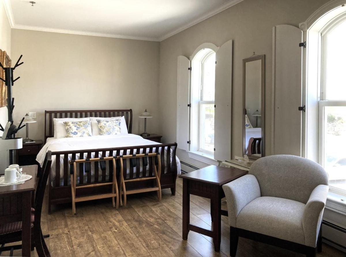 Lunenburg Arms Hotel 30/39