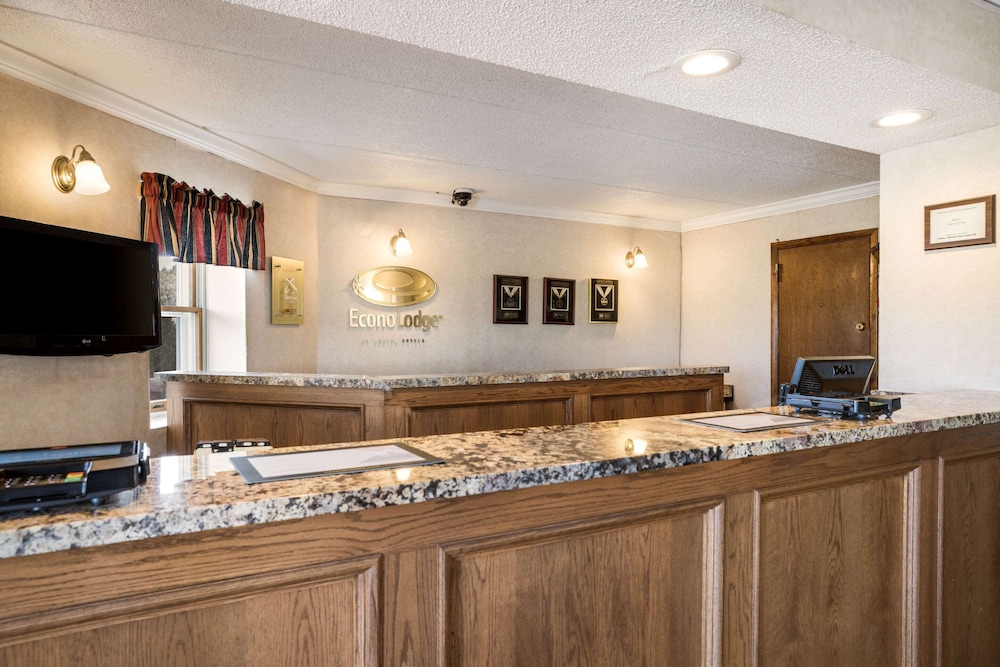 Econo Lodge Darien Lakes 42/46