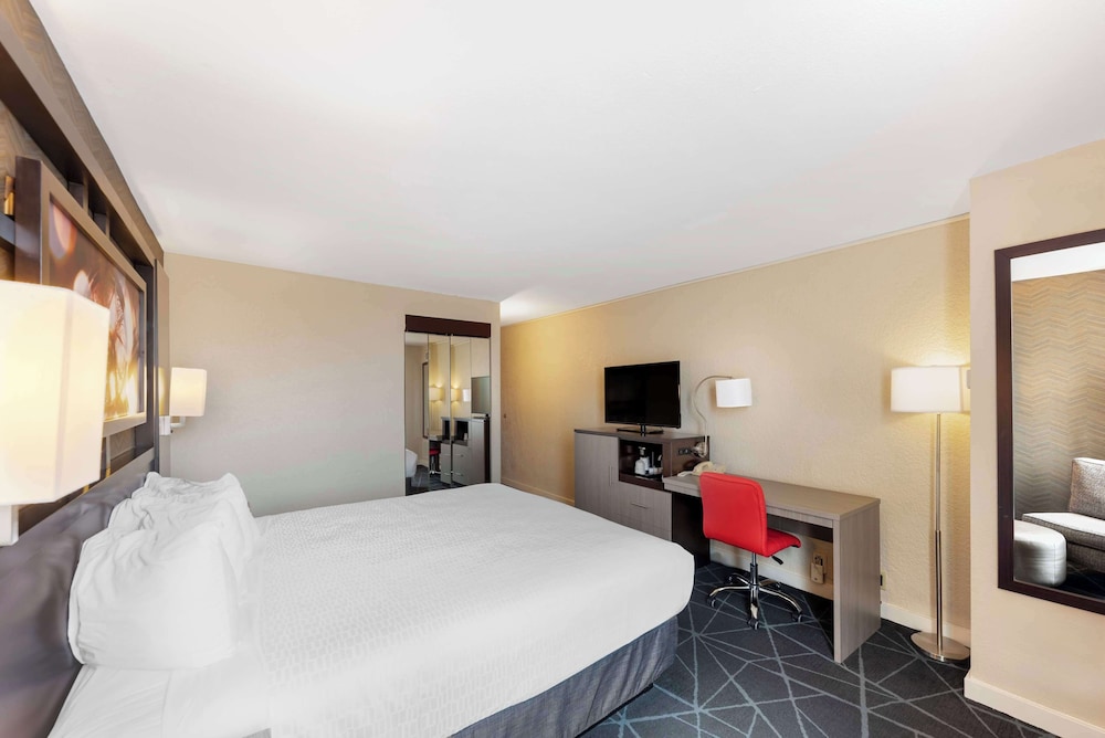 STANDARD, QUEEN BED