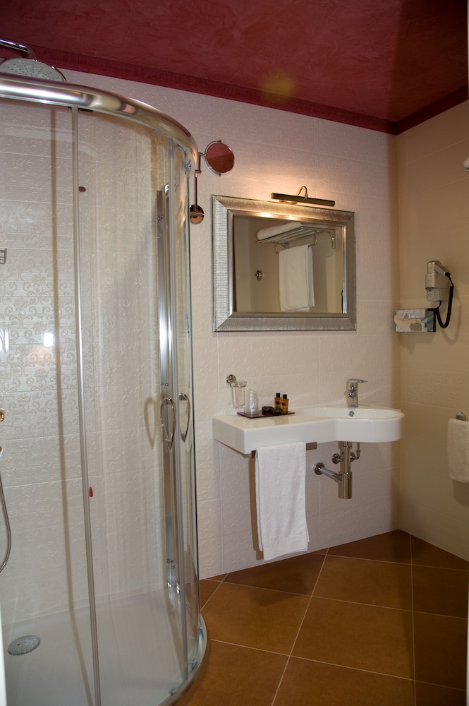 غرفة كلاسيكية بسرير كوين، Artemis Hotel 5/5