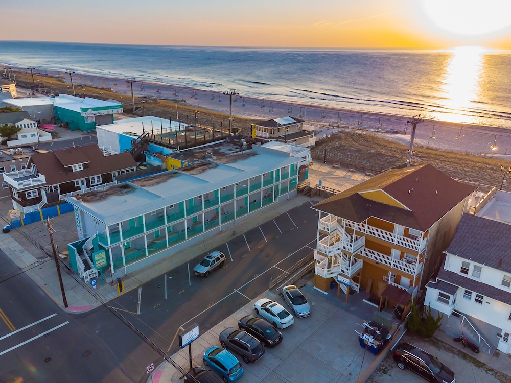 Boardwalk Sand & Surf Inn Oceanfront 4/55