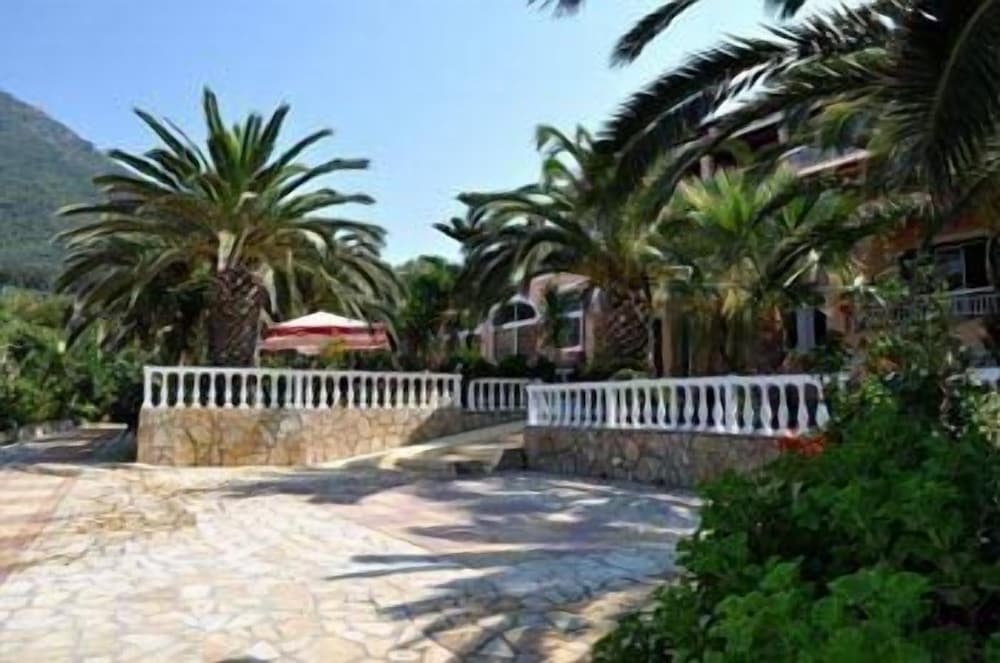 Paramonas Hotel 47/50