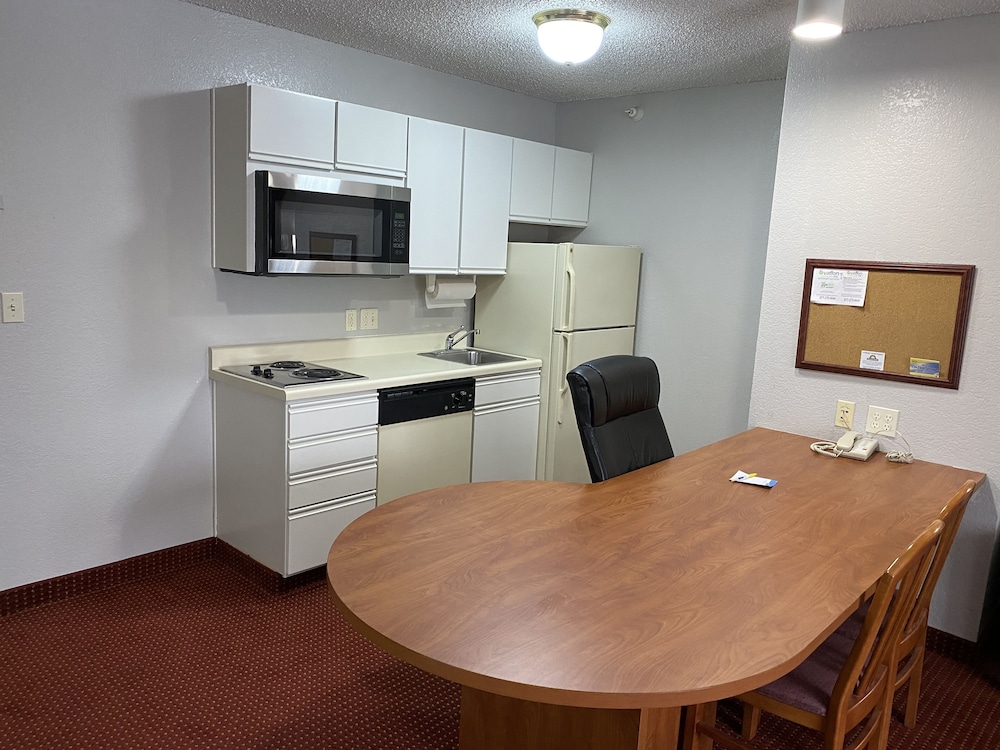 Days Inn & Suites by Wyndham Green Bay WI. 25/38