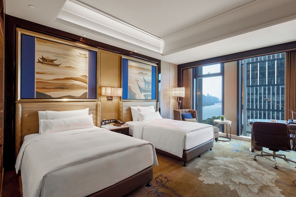 CITY, TWIN BEDS