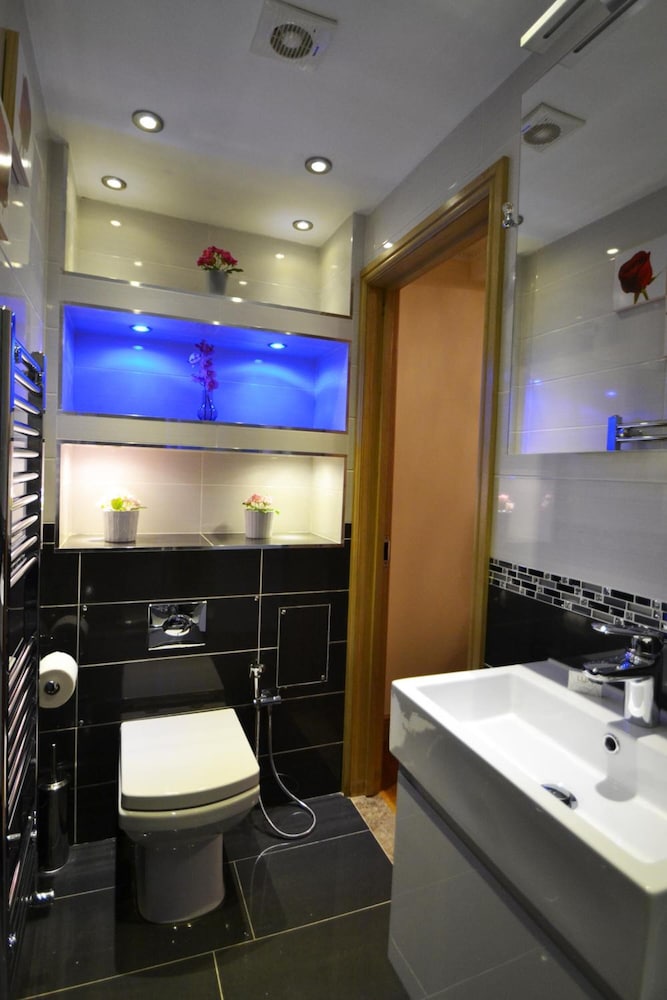 Hyde Park Suites 24/29