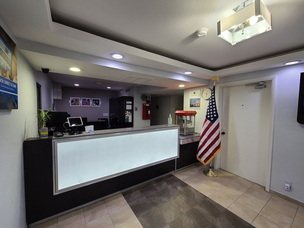 Lobby at Motel6 Dayton, OH, DAYTON - OH