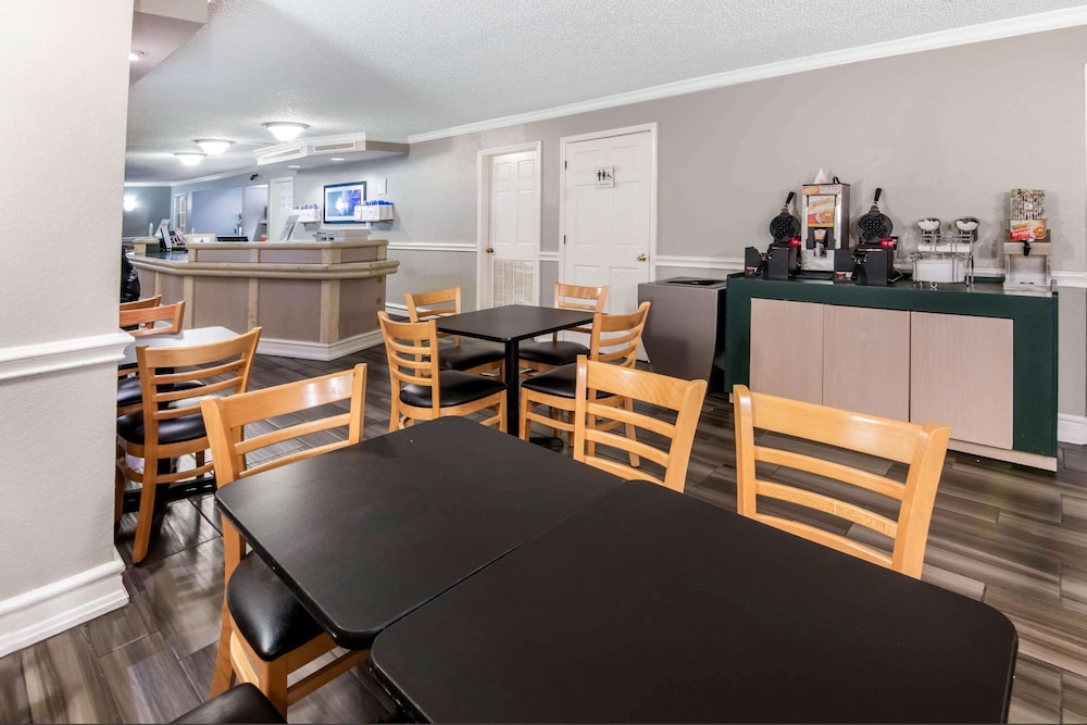 La Quinta Inn By Wyndham IH-10 West San Antonio TX 45/52