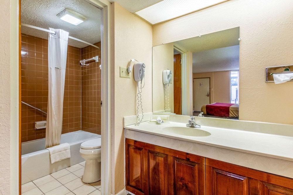 Econo Lodge Rocky Top, TN 24/27