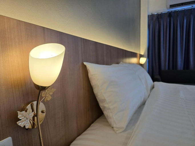 Manee Mantra Hotel, Kanchanaburi 7/11