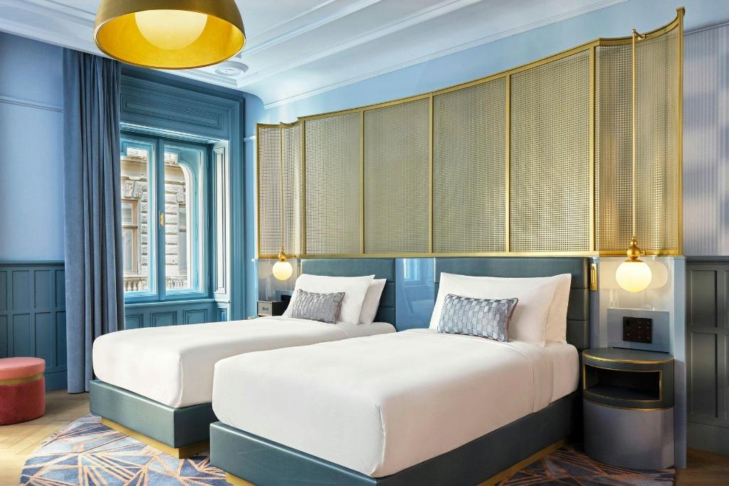 Deluxe, Twin Beds, Street View