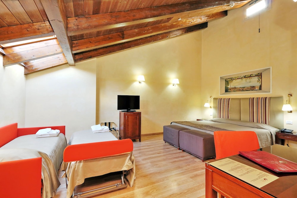 Camelia Hotel 51/56