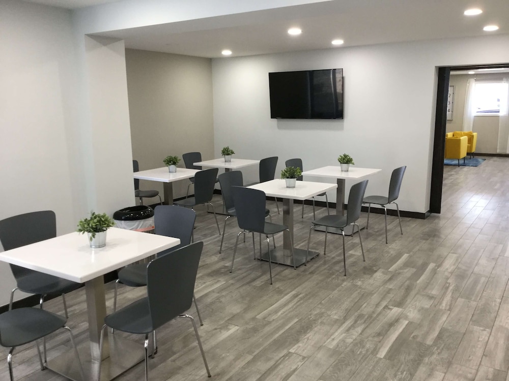 Days Inn & Suites By Wyndham Cincinnati North 26/32
